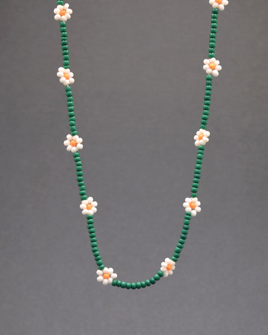 Colar de missangas verdes com flores brancas - TALAI Shop