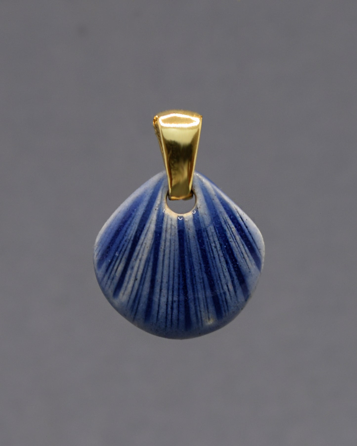 Pendente Concha Azul Escuro, sofisticado e marcante, inspirado no oceano profundo, adiciona elegância e mistério a qualquer look.