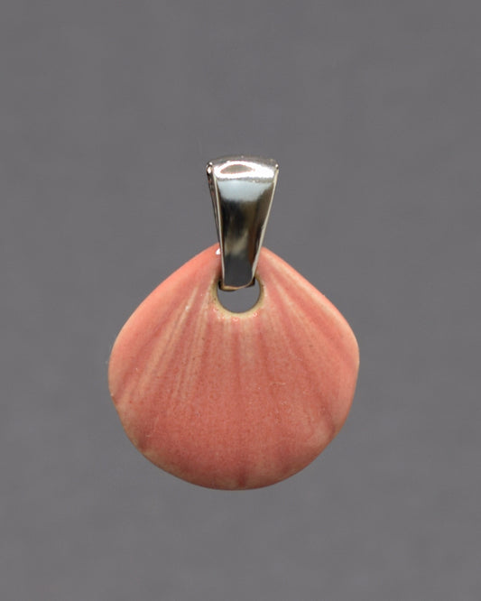 Pendente Concha Rosa, delicado e romântico, inspirado na beleza do mar, adiciona um toque suave e feminino a qualquer look.