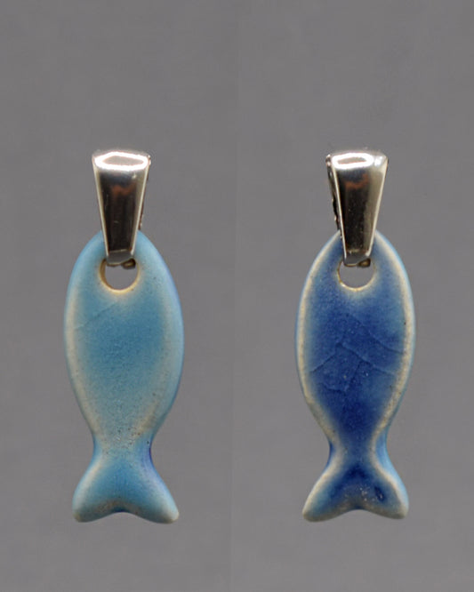 Pendente Peixe Dupla-Face com um lado azul claro e outro azul escuro. Simboliza fluidez e equilíbrio, perfeito para um toque marítimo e elegante.