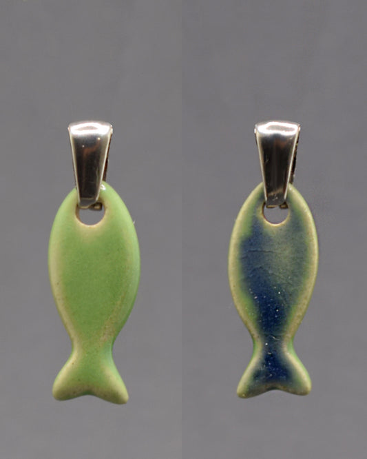 Pendente Peixe Dupla-Face com um lado verde claro e outro verde musgo. Natural e elegante, evoca equilíbrio, serenidade e conexão com a natureza.