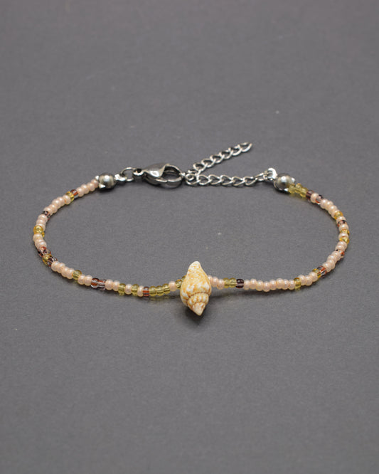 Pulseira Búzio de missangas em mix dourado, combinando brilho suave e detalhes naturais para um look elegante e leve, perfeito para o verão.