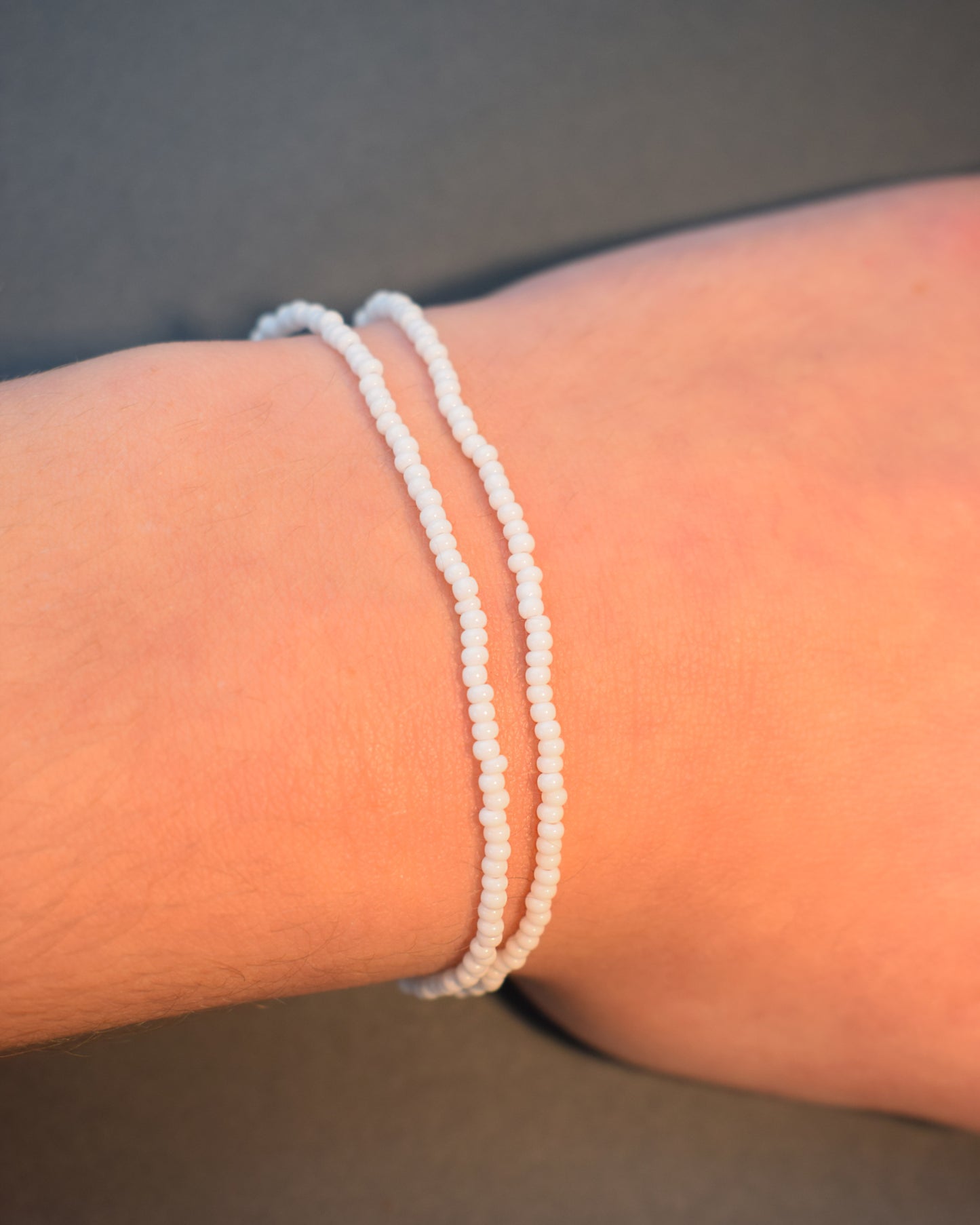Pulseira dupla de missangas brancas. Leve e delicada, perfeita para um look minimalista e versátil, combinando com qualquer estilo.