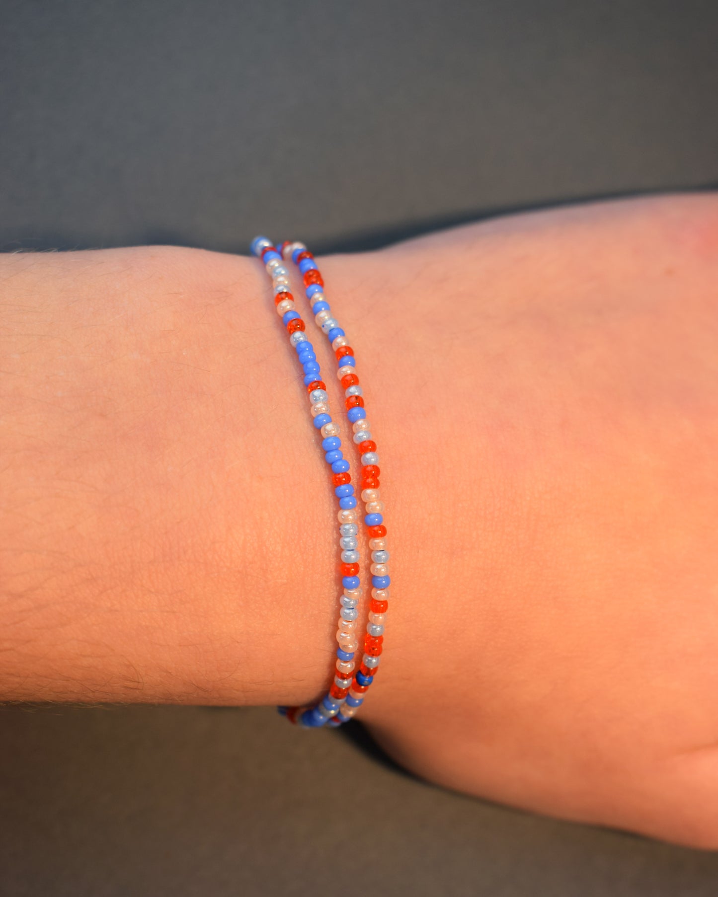 Pulseira dupla de missangas, com design vibrante e misturado. Um acessório único que traz harmonia e estilo ao seu visual.