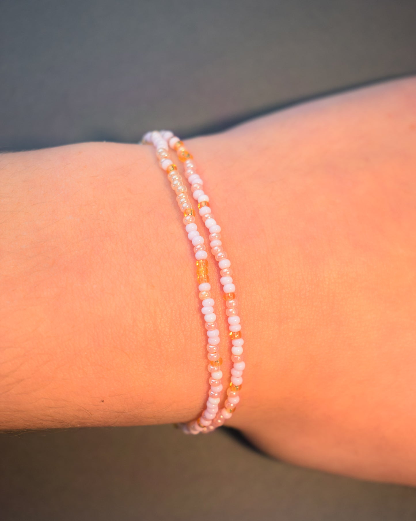 Pulseira dupla de missangas em tons de rosa, combinando delicadeza e estilo num design vibrante e elegante.