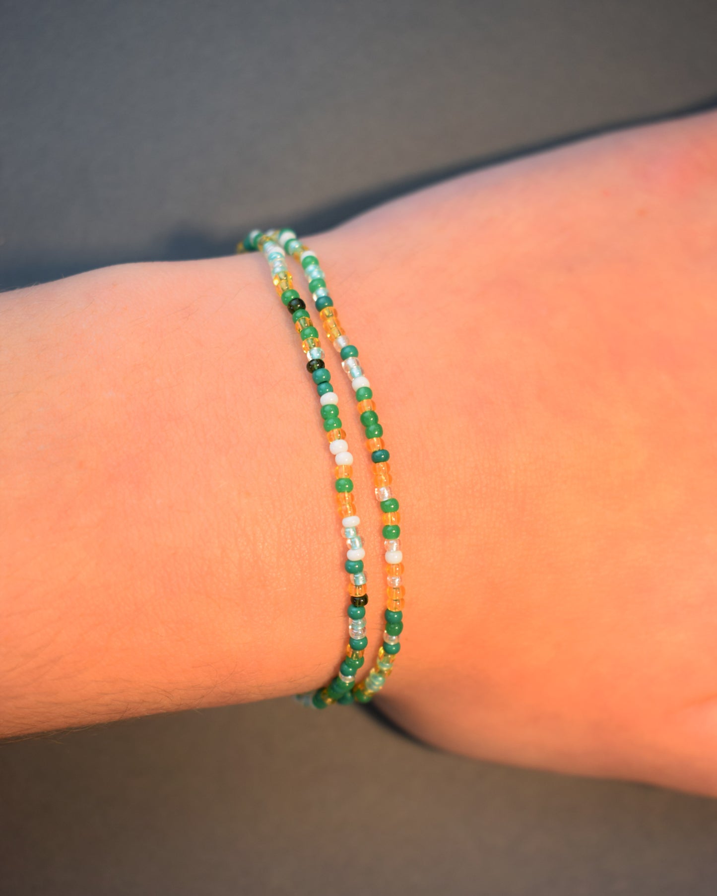Pulseira dupla de missangas em tons de verde, com um mix equilibrado de cores para um look vibrante e harmonioso.