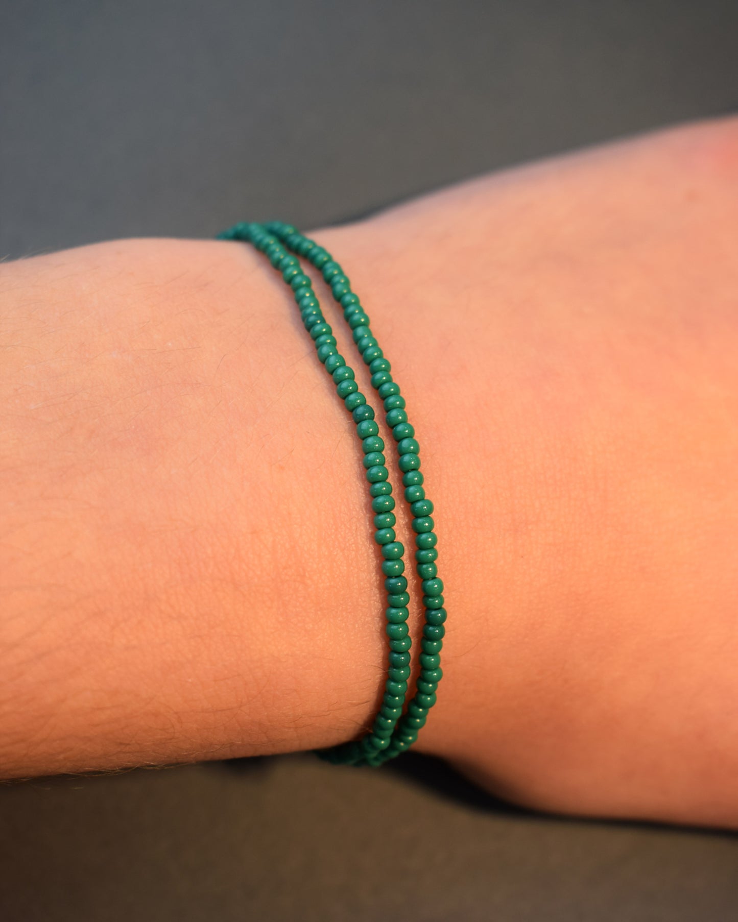 Pulseira dupla de missangas verdes. Design artesanal e elegante, ideal para um look sofisticado. Leve e versátil, perfeita para qualquer ocasião.