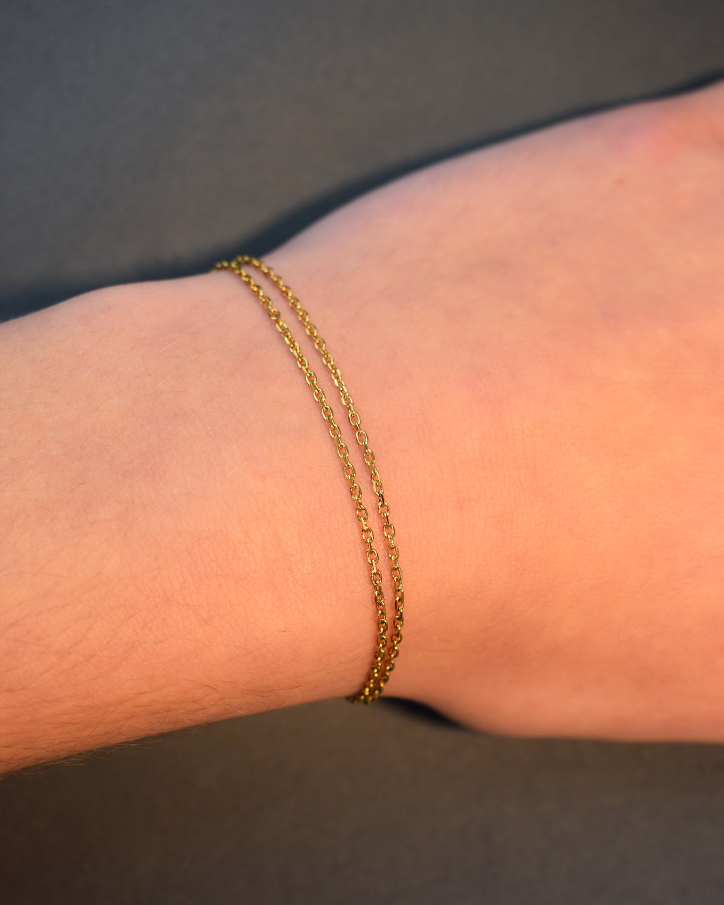 Pulseira dupla em aço inox dourado. Elegante e resistente, perfeita para um look sofisticado e versátil no dia a dia.