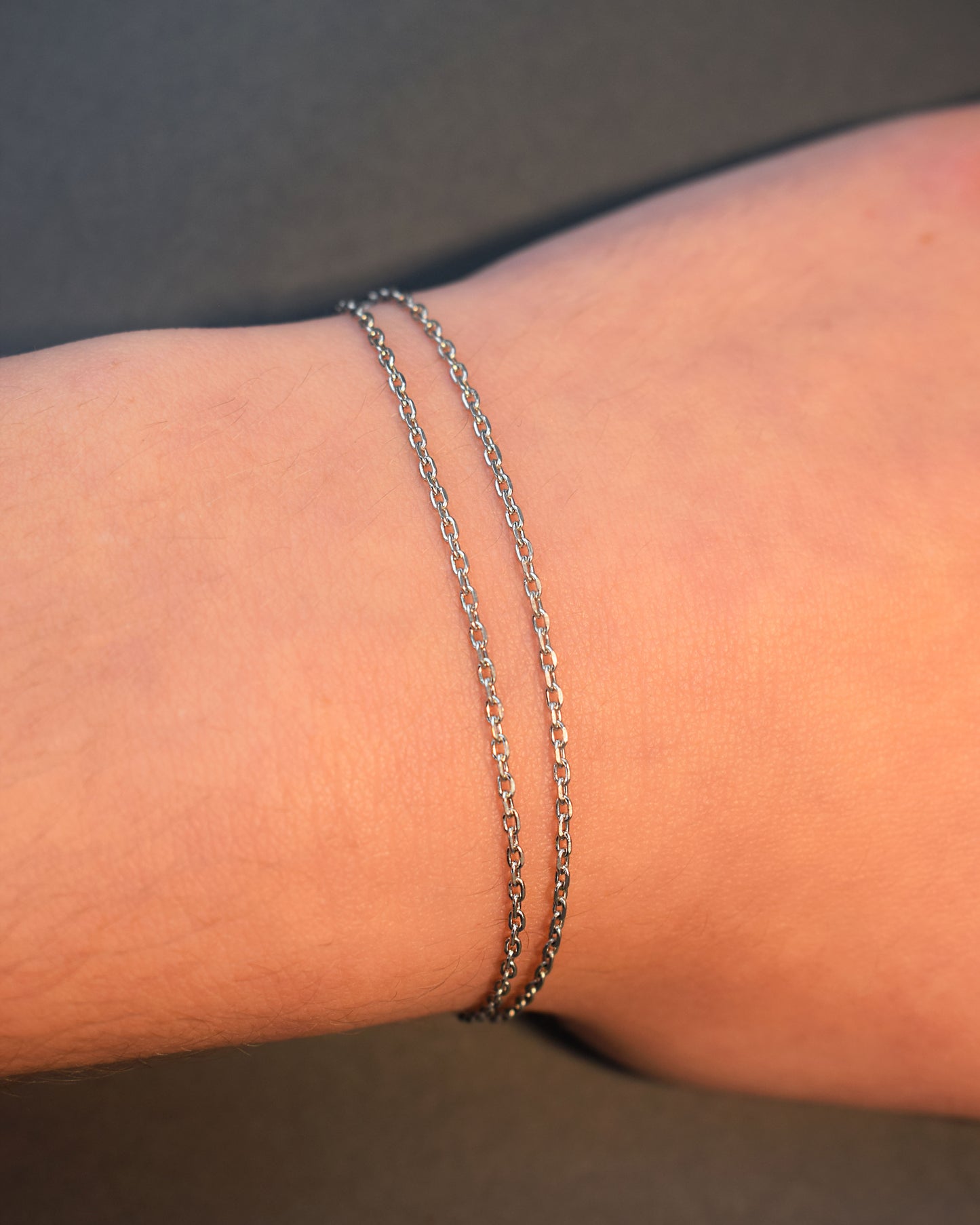 Pulseira dupla em aço inox, elegante e resistente. Design moderno e versátil, ideal para complementar qualquer look com estilo e sofisticação.