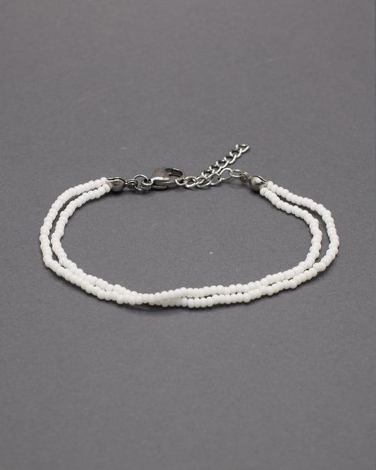 Pulseira dupla de missangas brancas. Leve e delicada, perfeita para um look minimalista e versátil, combinando com qualquer estilo.