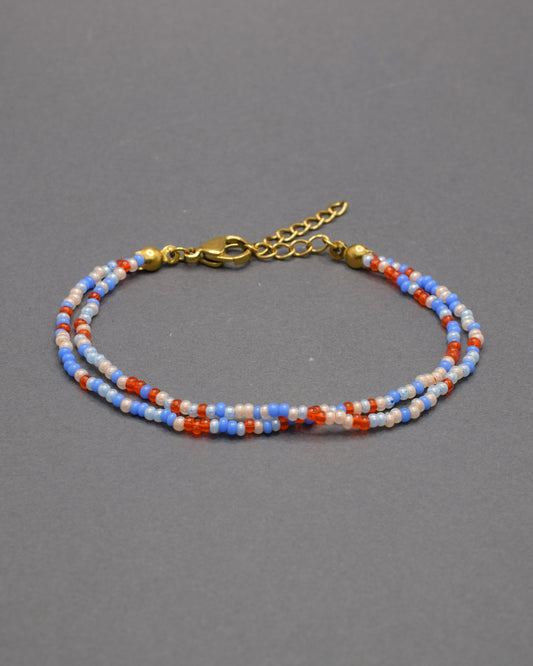 Pulseira dupla de missangas, com design vibrante e misturado. Um acessório único que traz harmonia e estilo ao seu visual.