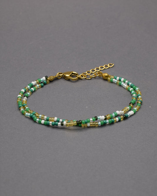Pulseira dupla de missangas em tons de verde, com um mix equilibrado de cores para um look vibrante e harmonioso.
