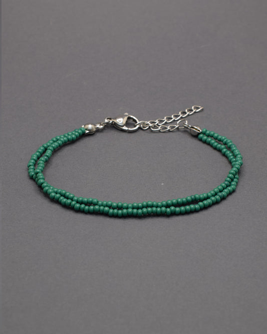 Pulseira dupla de missangas verdes. Design artesanal e elegante, ideal para um look sofisticado. Leve e versátil, perfeita para qualquer ocasião.
