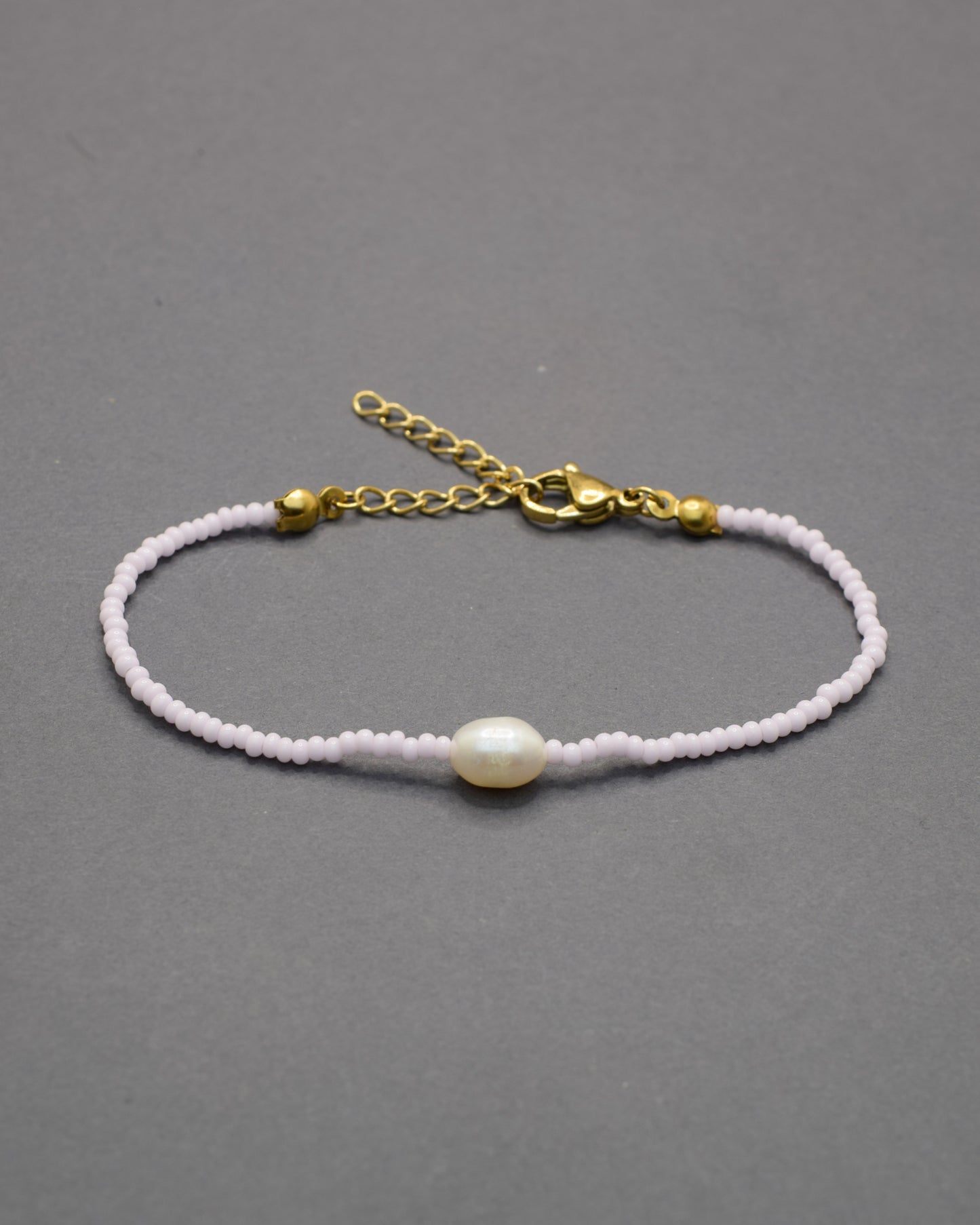 Pulseira com pérola e missangas brancas. Bijuteria delicada e elegante, ideal para um look minimalista e intemporal.