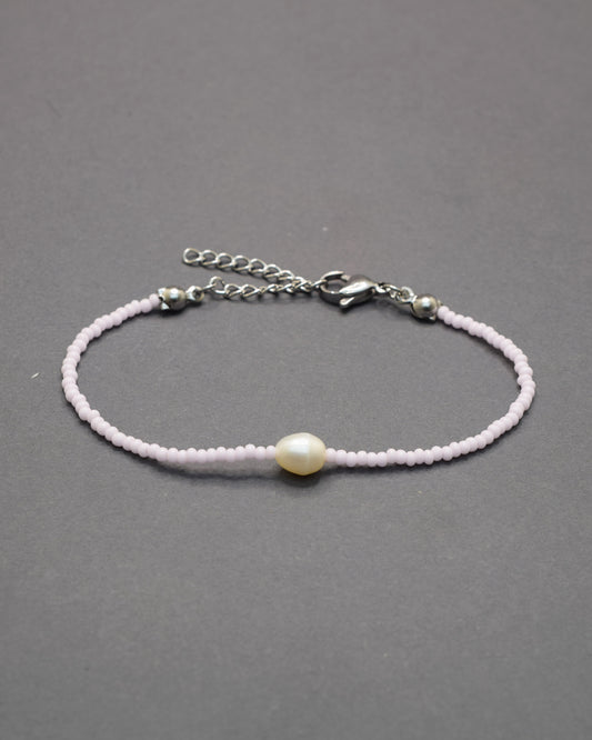 Pulseira com pérola e missangas brancas. Bijuteria delicada e elegante, ideal para um look minimalista e intemporal.