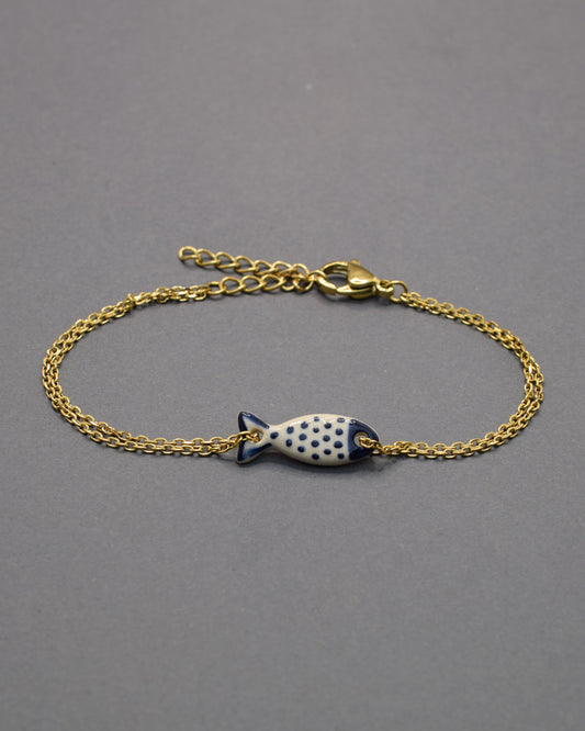 Pulseira elegante com pendente em cerâmica em forma de sardinha pintada à mão, sofisticada e autêntica, perfeita para um toque artístico e distinto.