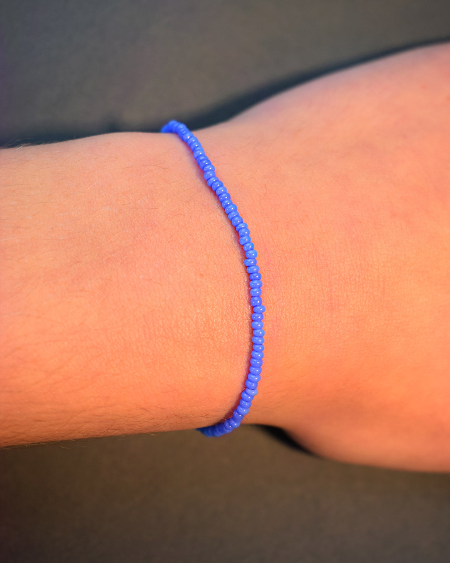 Pulseira de missangas azul neon. Leve e vibrante, ideal para um look colorido e descontraído, perfeita para combinar com qualquer estilo.
