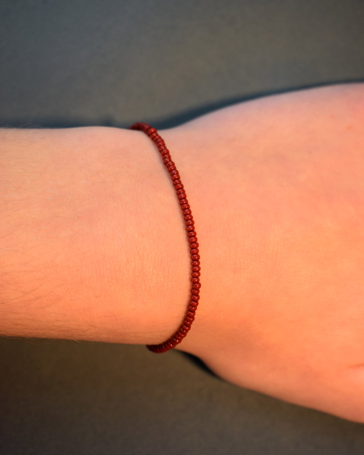 Pulseira de Missangas Bordô, com design sofisticado e elegante. Perfeita para complementar o seu look com estilo.