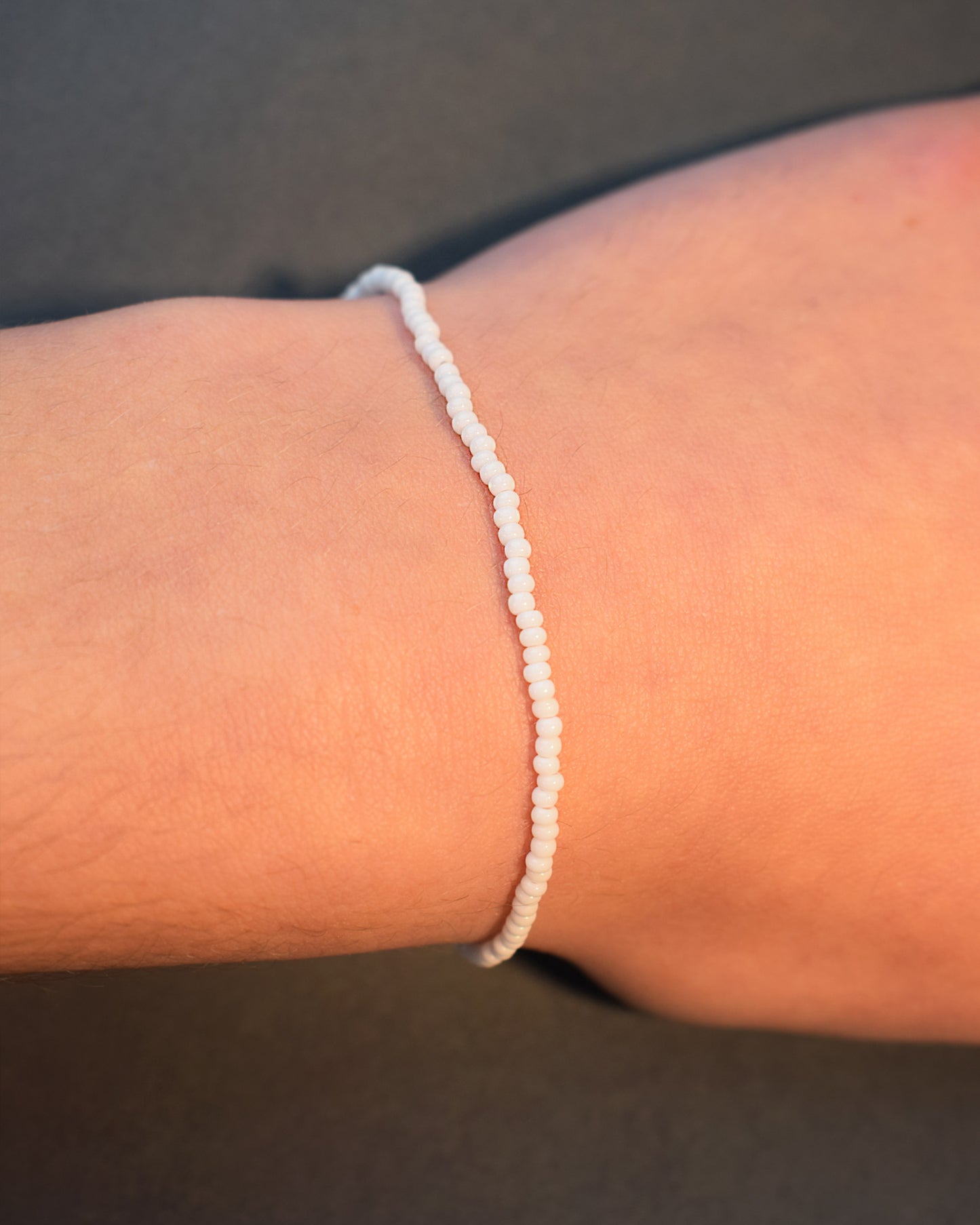 Pulseira de missangas brancas. Leve e delicada, perfeita para um look minimalista e versátil, combinando com qualquer estilo.
