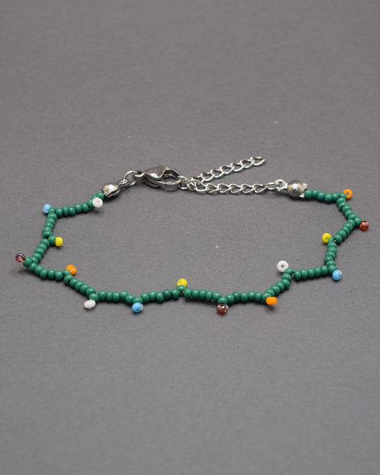 Pulseira de missangas Luzes de Natal, cheia de cores festivas e brilho delicado, ideal para complementar o espírito da época com estilo único.