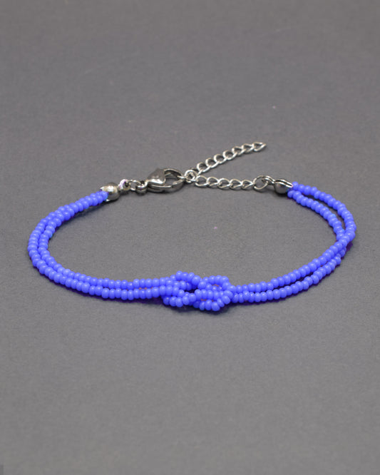 Pulseira dupla de missangas azul neon com nó, vibrante e leve, perfeita para dar um toque luminoso e moderno ao teu look.