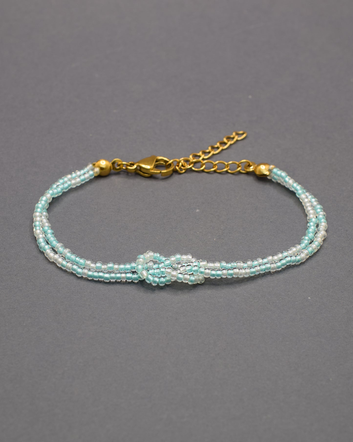 Pulseira dupla de missangas mix turquesa semitransparente com nó, fresca e luminosa, ideal para adicionar um toque suave inspirado no mar.