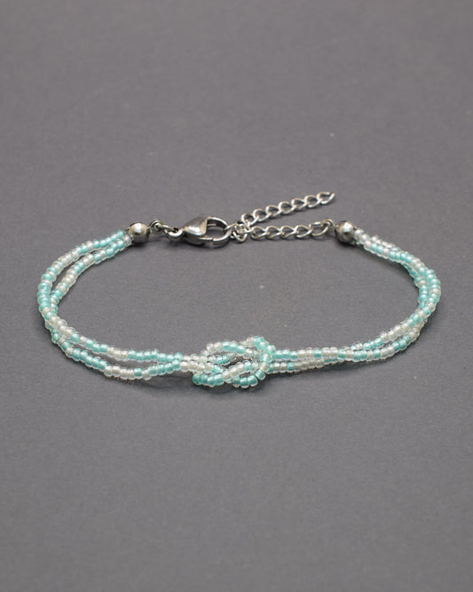 Pulseira dupla de missangas mix turquesa semitransparente com nó, fresca e luminosa, ideal para adicionar um toque suave inspirado no mar.