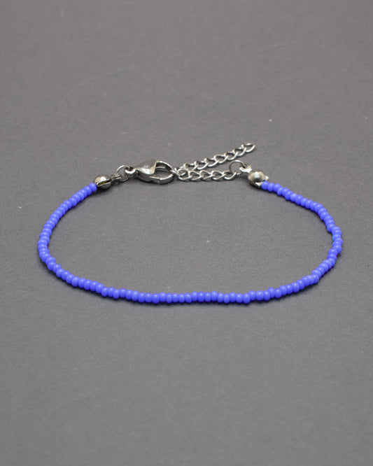 Pulseira de missangas azul neon. Leve e vibrante, ideal para um look colorido e descontraído, perfeita para combinar com qualquer estilo.