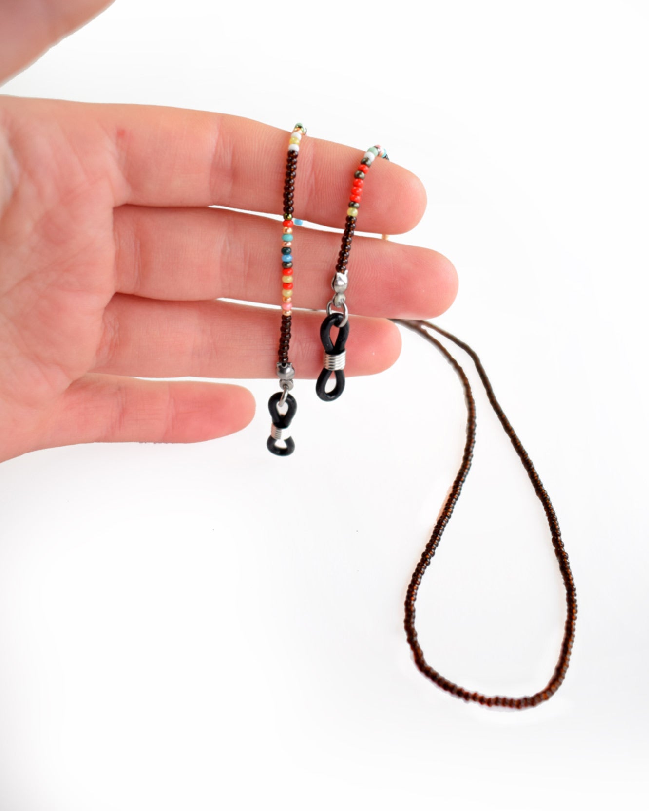 Acessórios de moda online - Corrente de óculos de missangas de cor castanha escura e transparentes que quando refletida a luz, retorna um bordô muito característico do tão apreciado suco das uvas fermentado, combinado com um colorido de missangas a dar um final de realce alegre para combinar com a sua bijuteria.