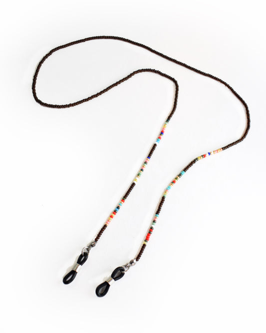 Acessórios de moda online - Corrente de óculos de missangas de cor castanha escura e transparentes que quando refletida a luz, retorna um bordô muito característico do tão apreciado suco das uvas fermentado, combinado com um colorido de missangas a dar um final de realce alegre para combinar com a sua bijuteria.