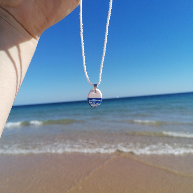 Bijuteria intemporal pintada à mão com imagem do mar