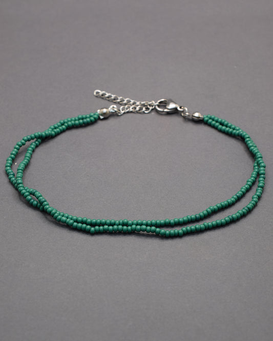 Pulseira dupla de tornozelo com missangas verdes, leve e vibrante, perfeita para um toque fresco e natural no teu estilo.
