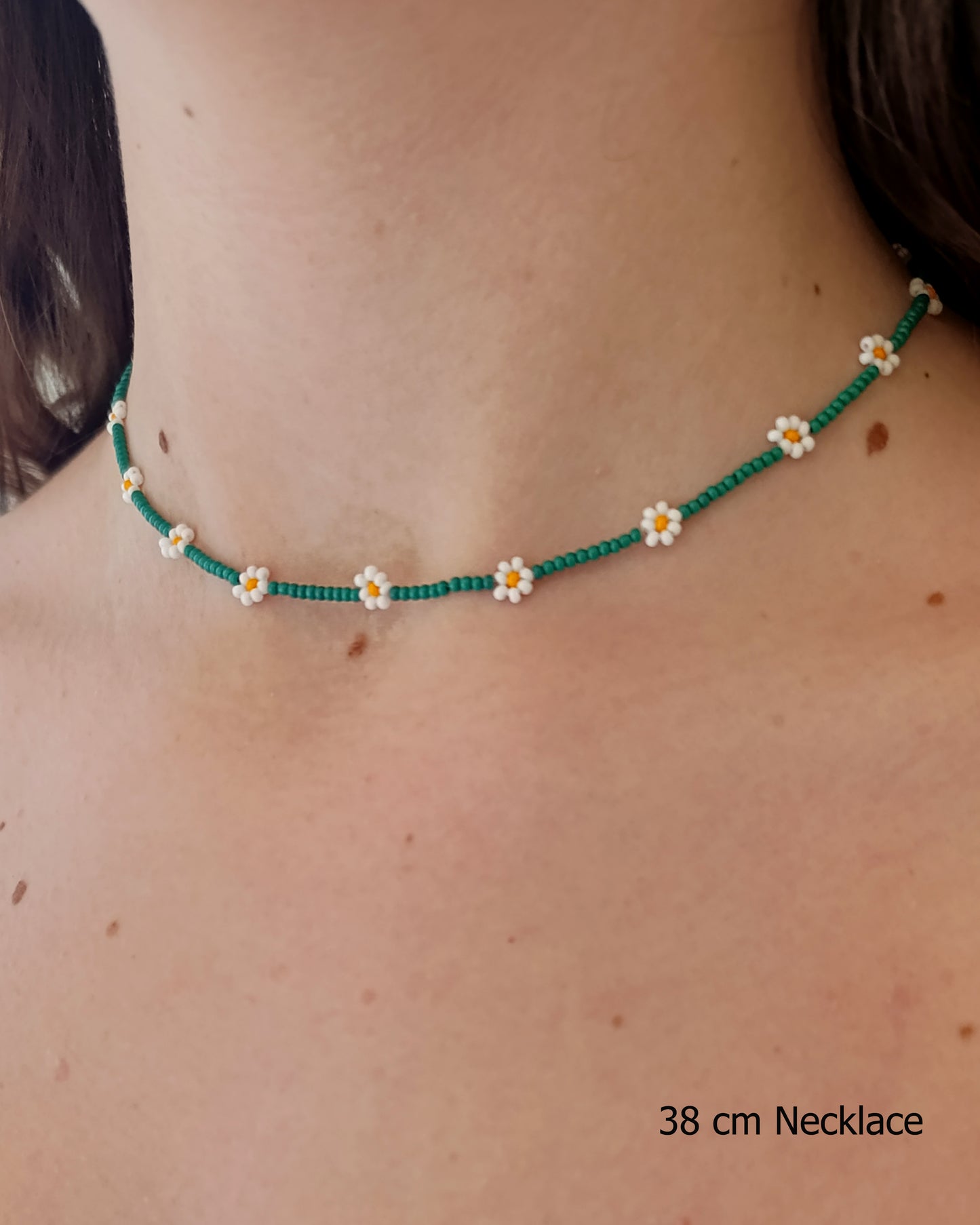 Colar de Missangas Verdes com Flores Brancas