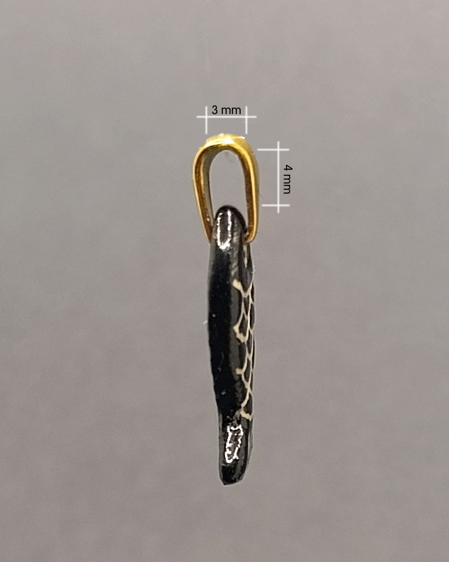 Pendente Peixe Preto com Escamas em cerâmica artesanal pintada à mão. Ideal para colares, joia única que combina design simples e autêntico.