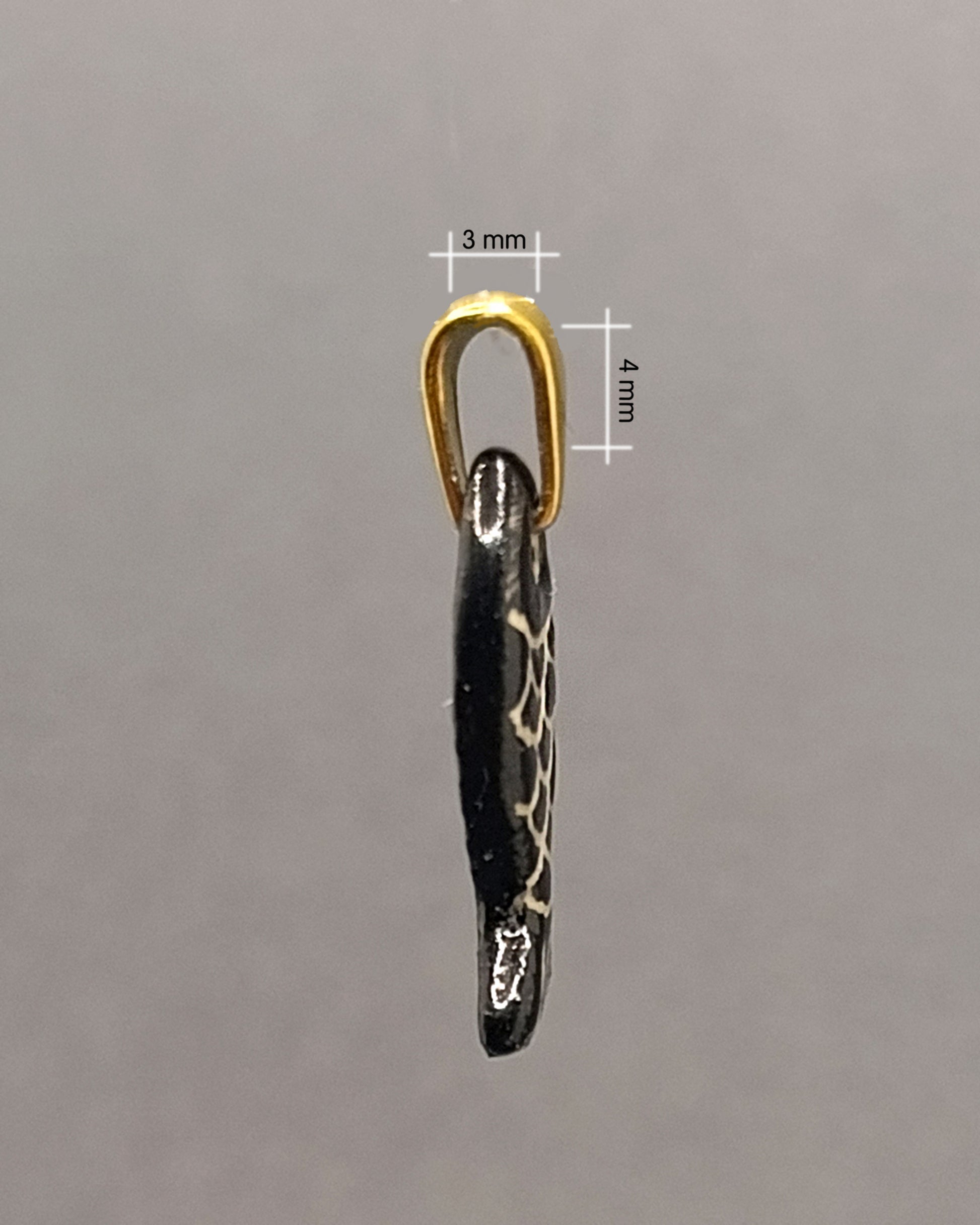 Pendente Peixe Preto com Escamas em cerâmica artesanal pintada à mão. Ideal para colares, joia única que combina design simples e autêntico.