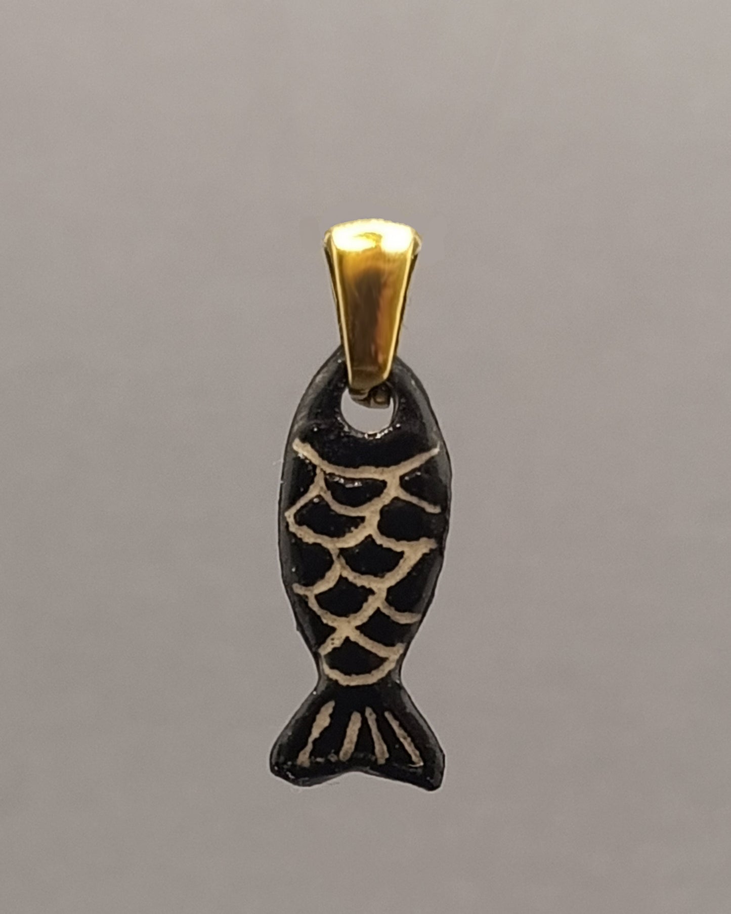 Pendente Peixe Preto com Escamas em cerâmica artesanal pintada à mão. Ideal para colares, joia única que combina design simples e autêntico.
