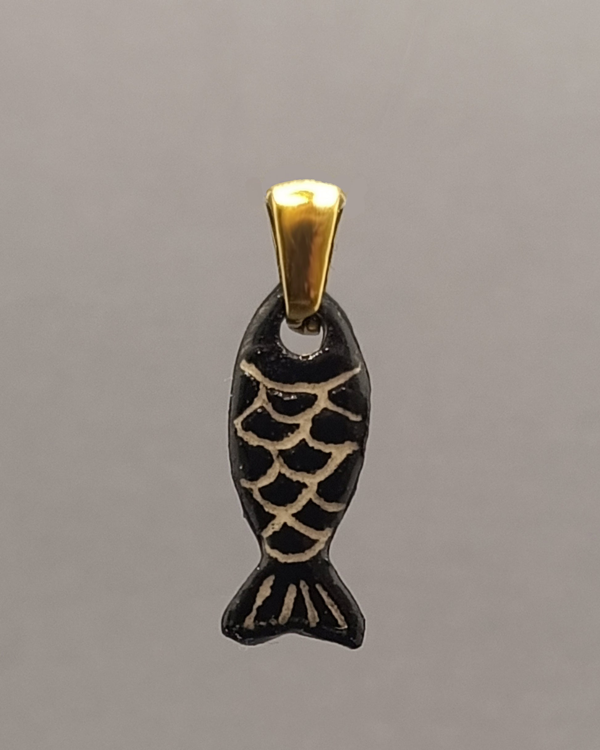 Pendente Peixe Preto com Escamas em cerâmica artesanal pintada à mão. Ideal para colares, joia única que combina design simples e autêntico.