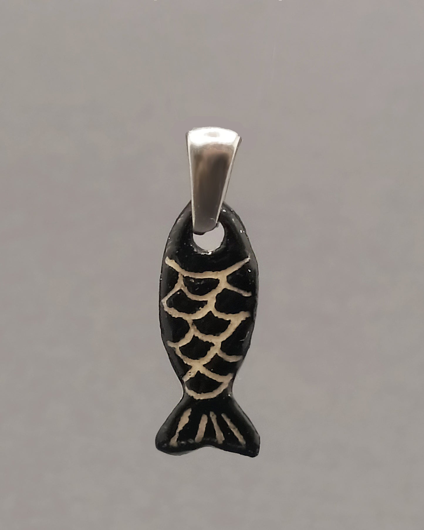 Pendente Peixe Preto com Escamas em cerâmica artesanal pintada à mão. Ideal para colares, joia única que combina design simples e autêntico.
