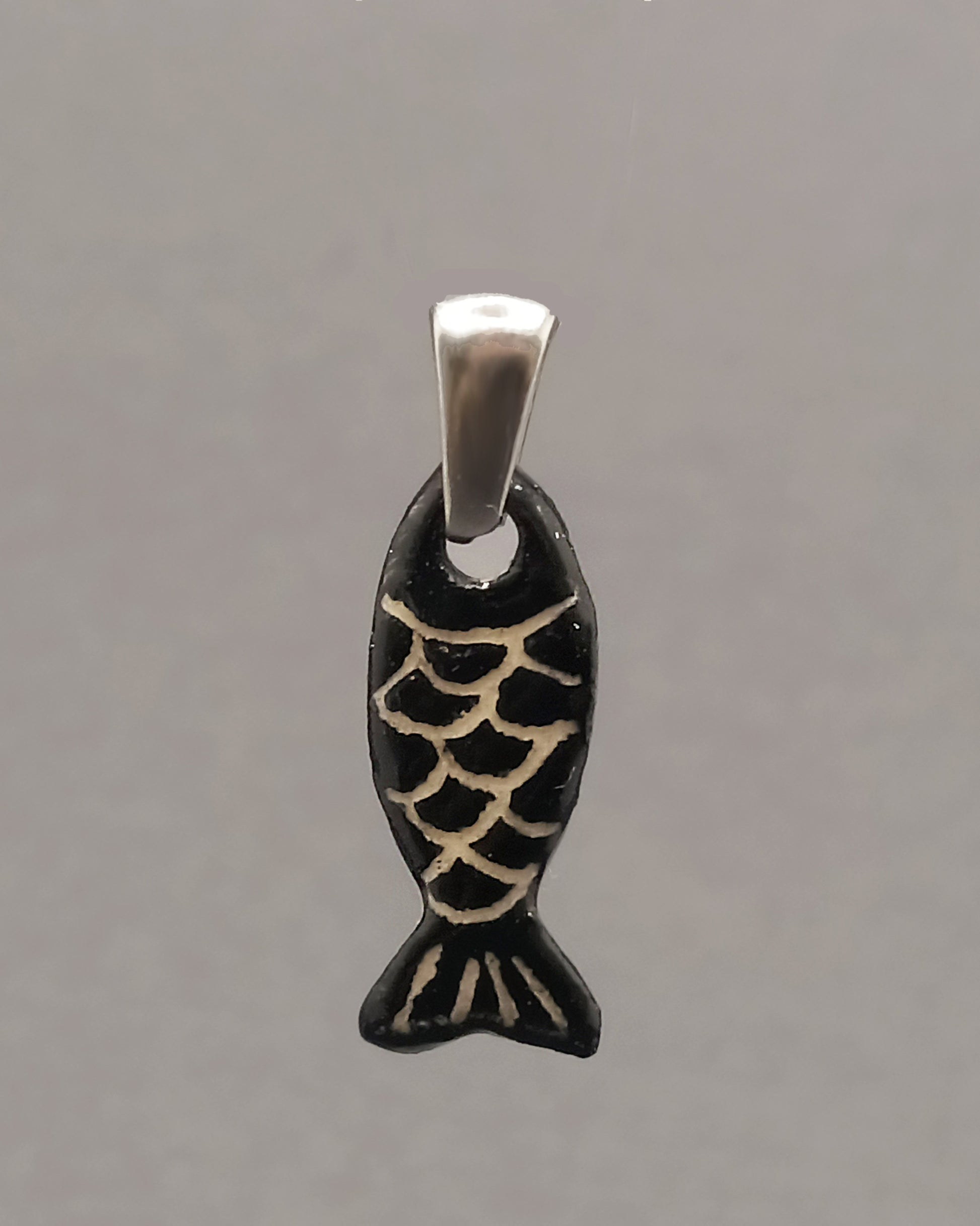 Pendente Peixe Preto com Escamas em cerâmica artesanal pintada à mão. Ideal para colares, joia única que combina design simples e autêntico.