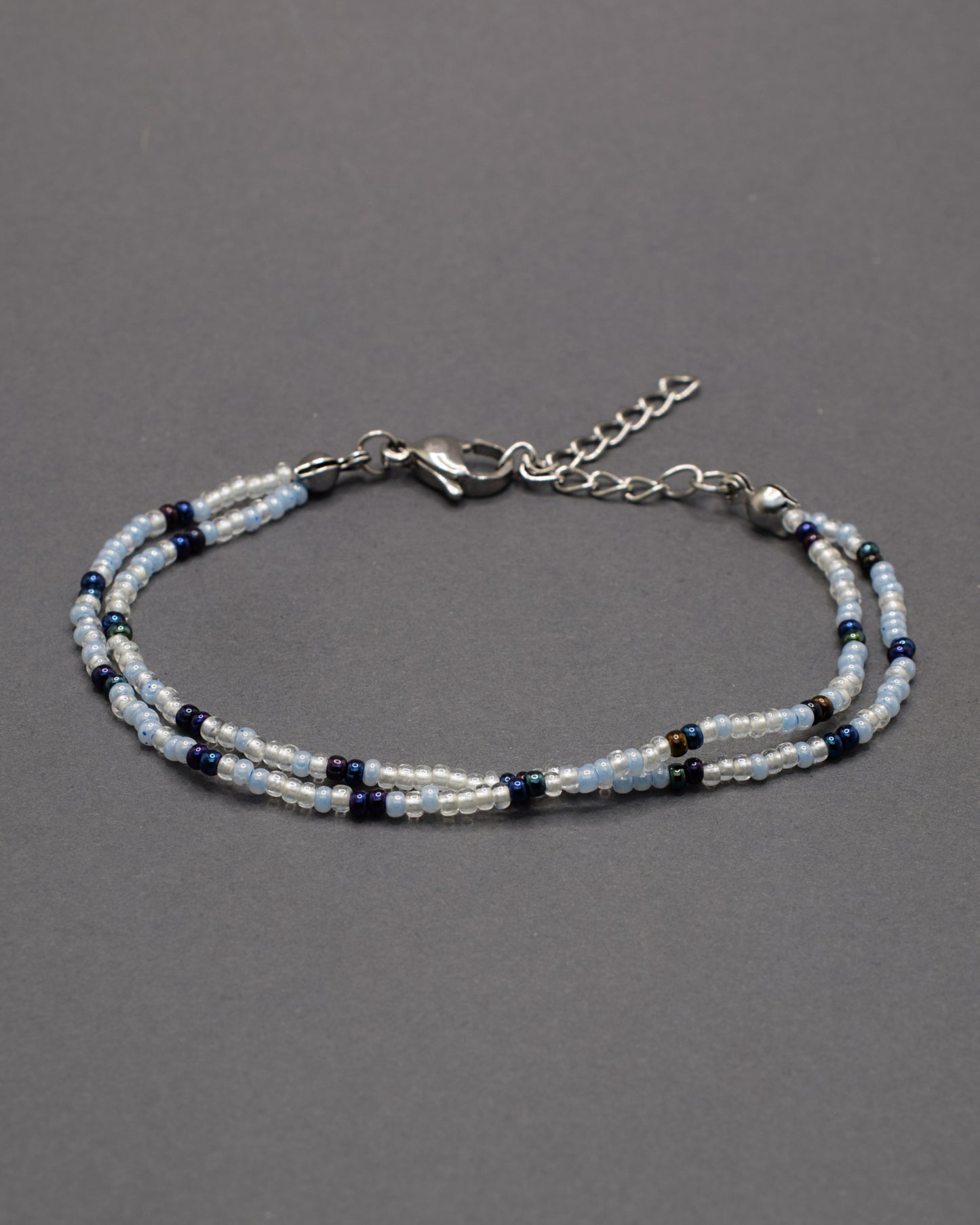 Pulseira dupla de missangas azul claro com padrão azul escuro metalizado. Elegante, moderna e perfeita para qualquer ocasião.