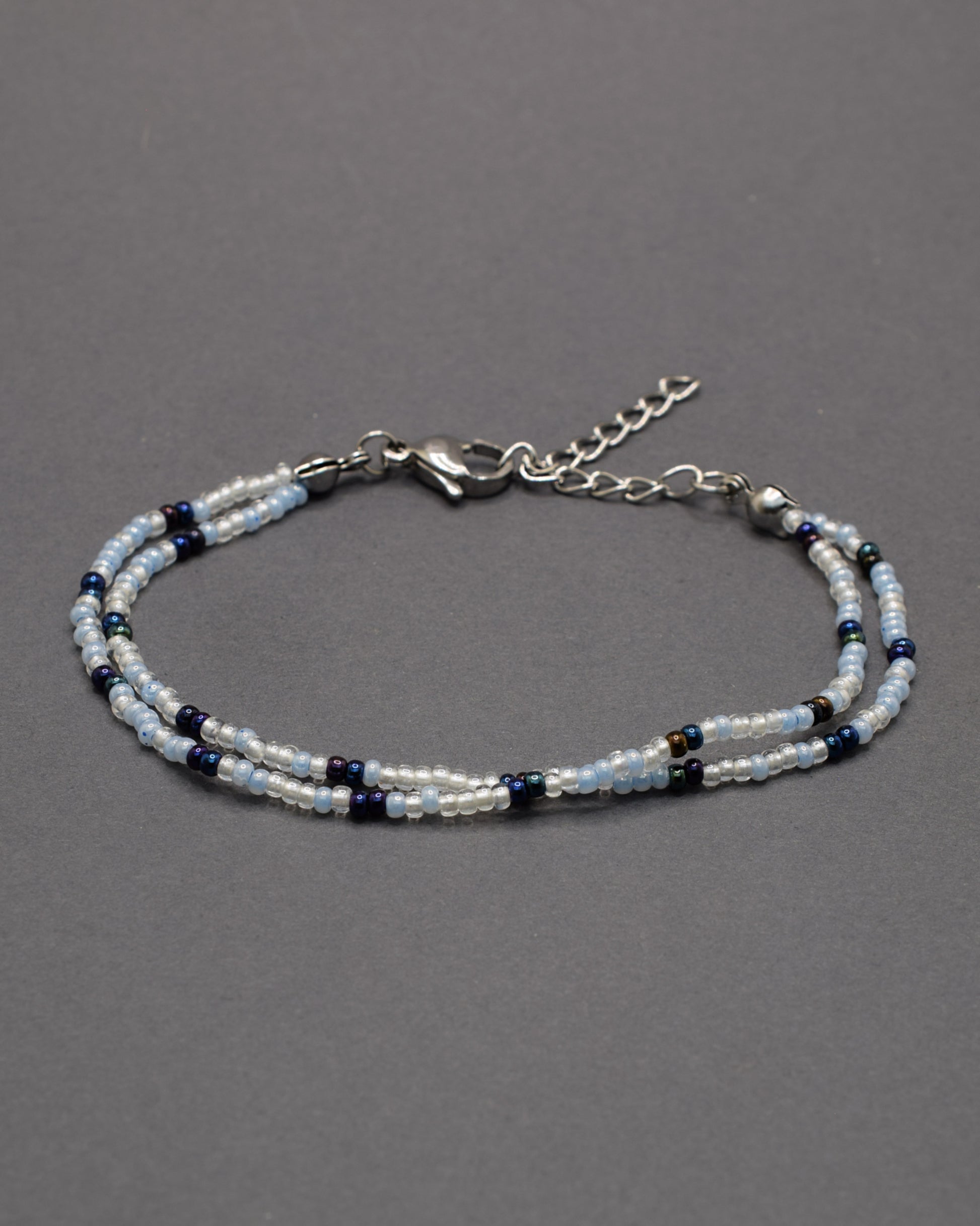 Pulseira dupla de missangas azul claro com padrão azul escuro metalizado. Elegante, moderna e perfeita para qualquer ocasião.