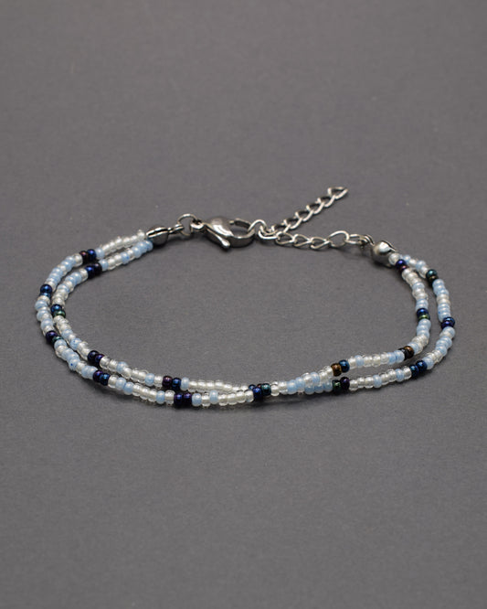 Pulseira dupla de missangas azul claro com padrão azul escuro metalizado. Elegante, moderna e perfeita para qualquer ocasião.