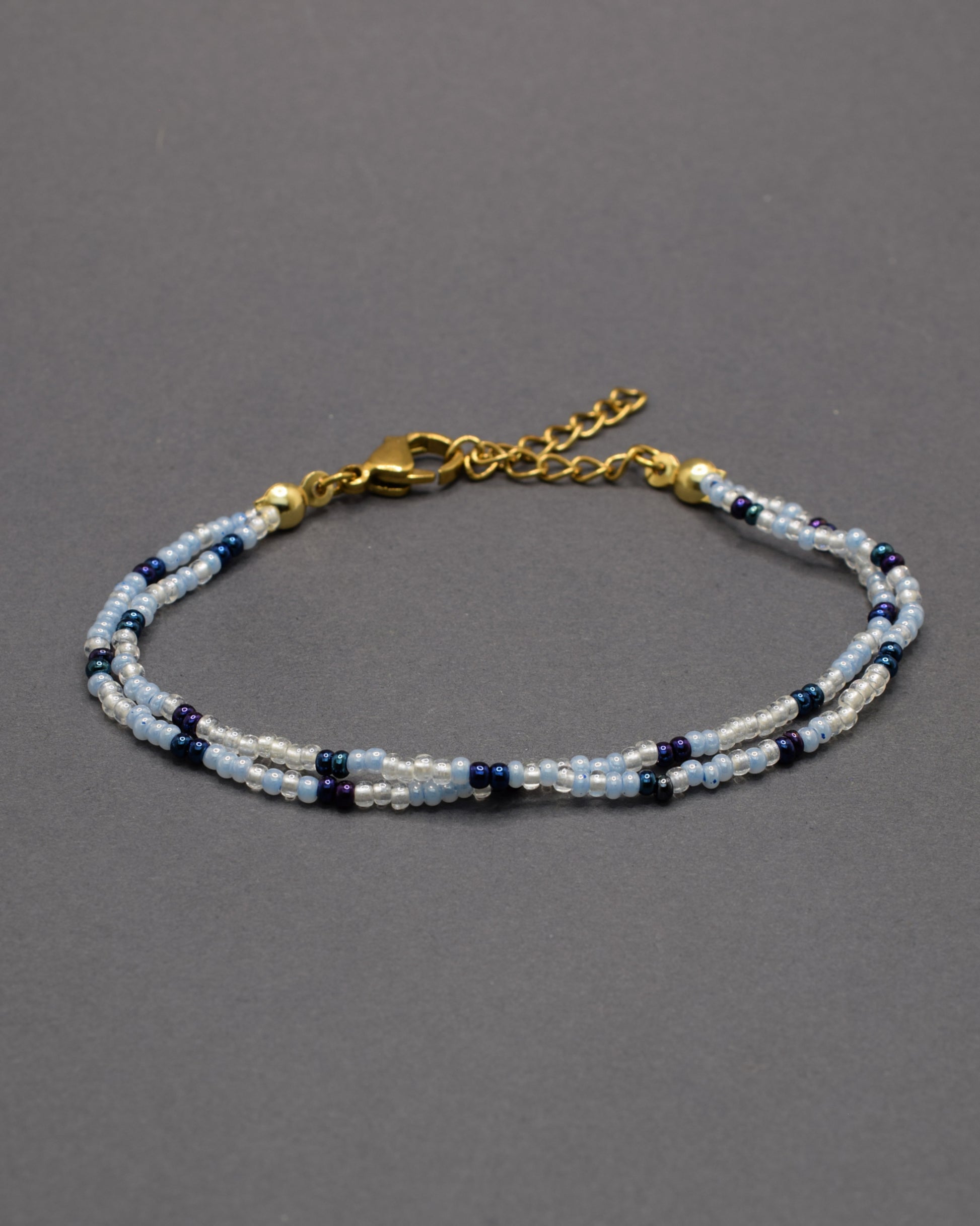 Pulseira dupla de missangas azul claro com padrão azul escuro metalizado. Elegante, moderna e perfeita para qualquer ocasião.