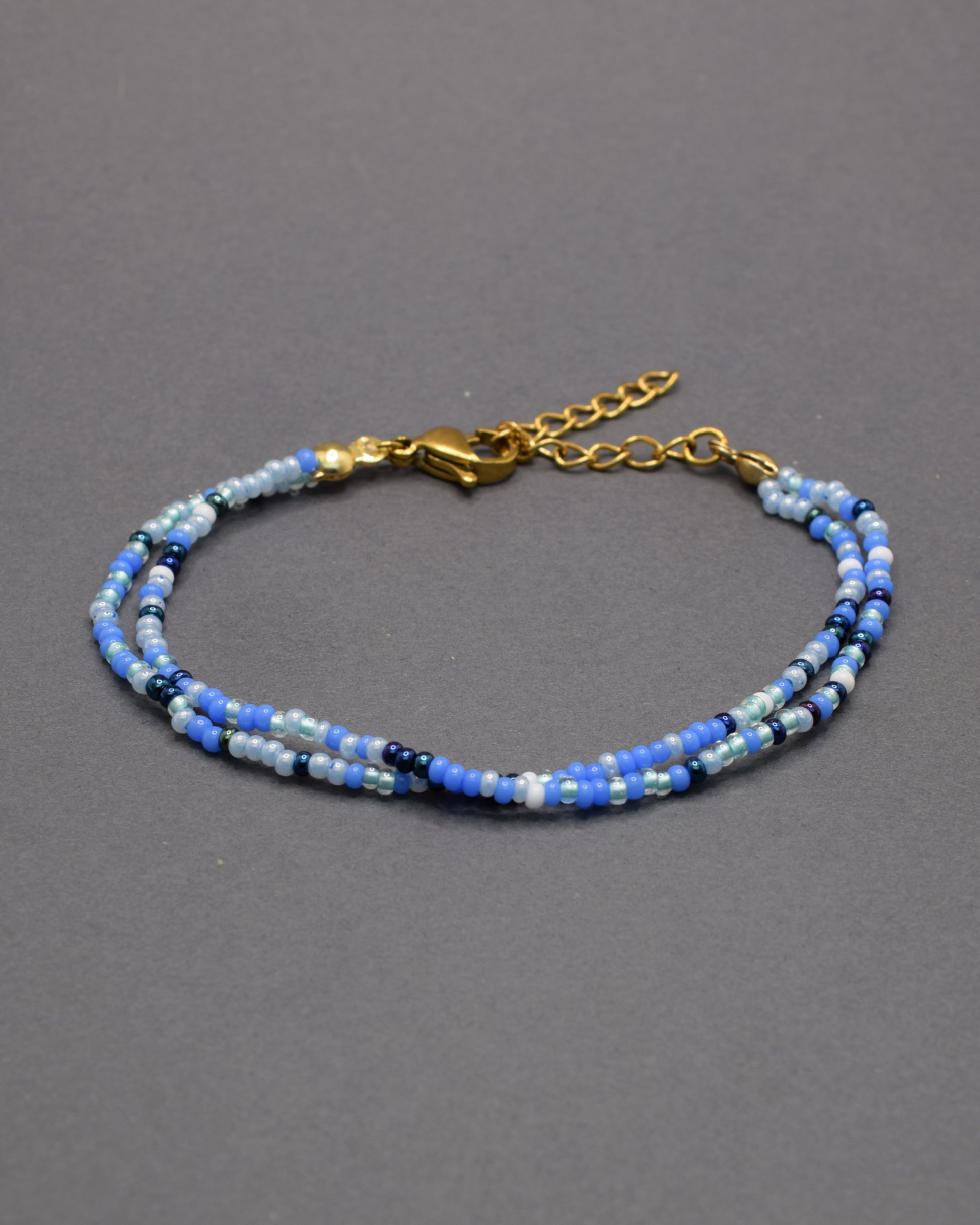 Pulseira dupla de missangas em mix azul. Versátil e vibrante, mistura tons de azul que refletem calma, estilo e um toque de frescura.