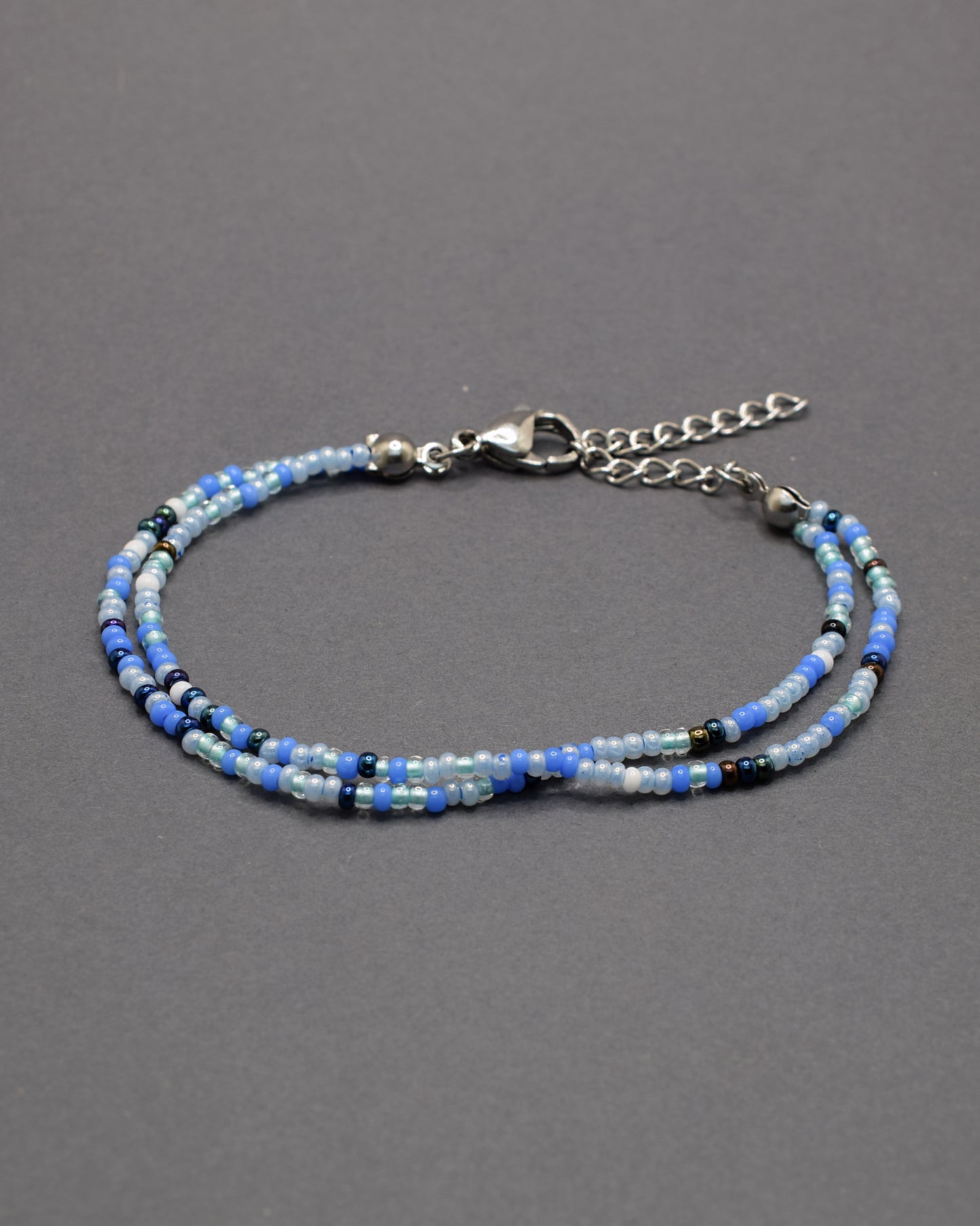 Pulseira dupla de missangas em mix azul. Versátil e vibrante, mistura tons de azul que refletem calma, estilo e um toque de frescura.