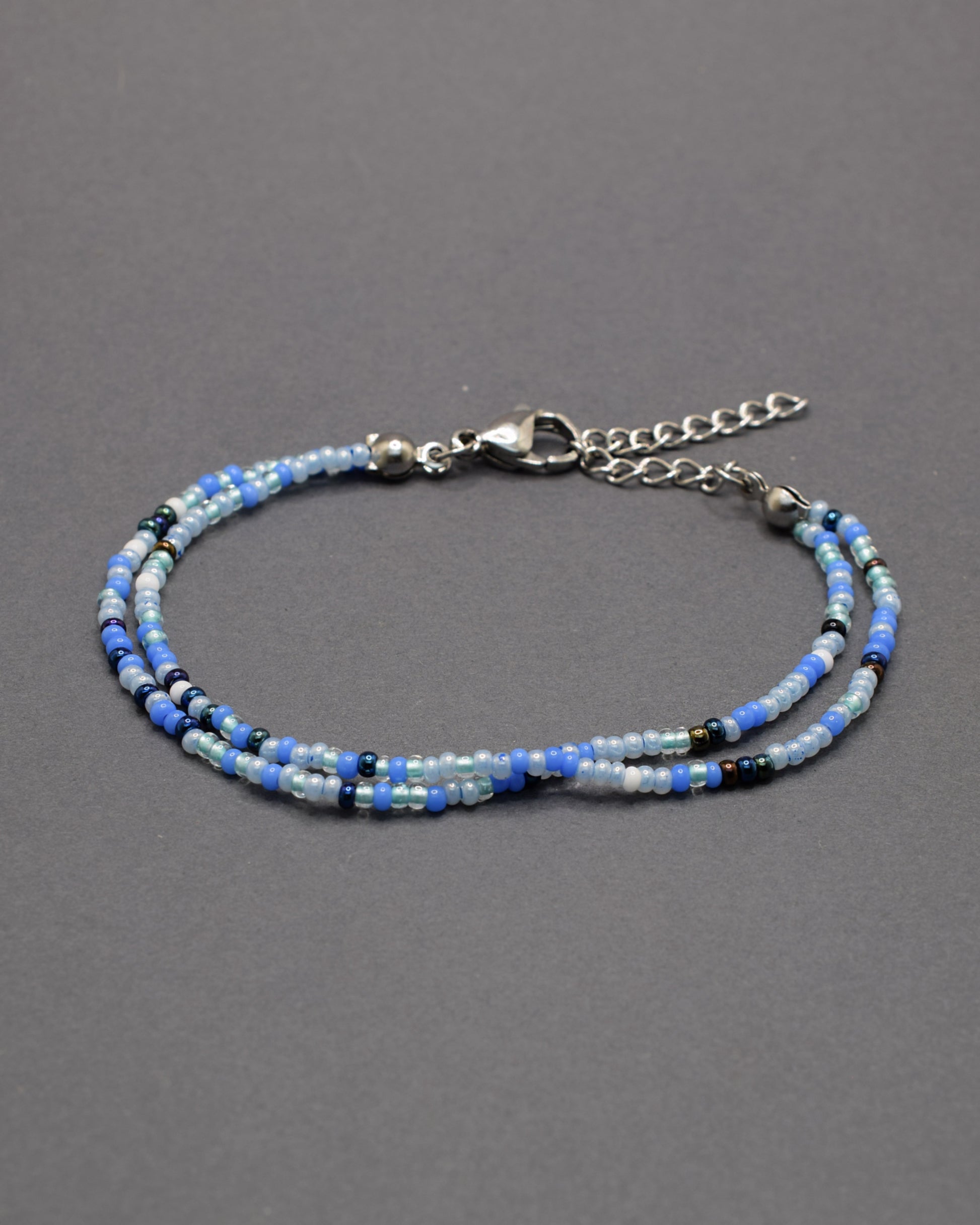 Pulseira dupla de missangas em mix azul. Versátil e vibrante, mistura tons de azul que refletem calma, estilo e um toque de frescura.