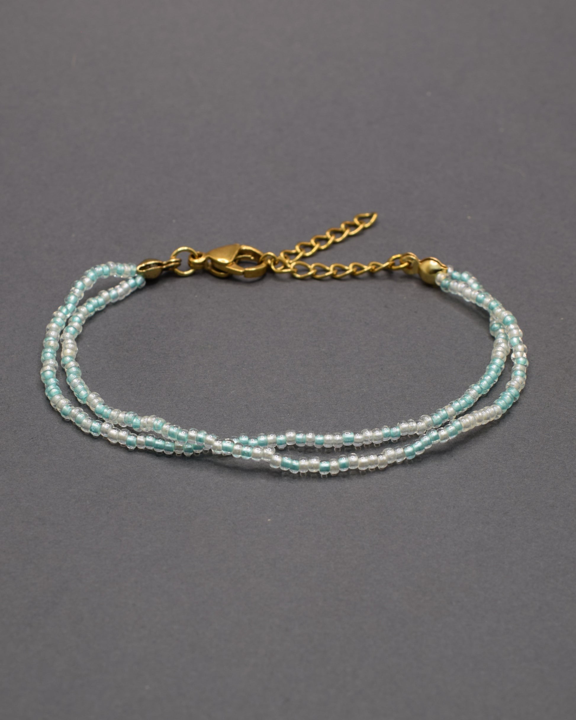 Pulseira dupla de missangas mix turquesa semitransparente. Delicada e leve, ideal para um look minimalista. Feita à mão com fio resistente.