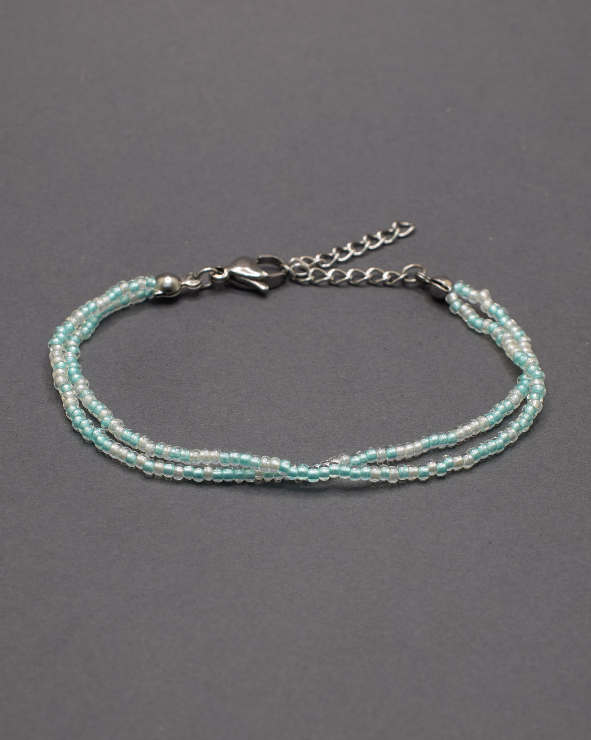 Pulseira dupla de missangas mix turquesa semitransparente. Delicada e leve, ideal para um look minimalista. Feita à mão com fio resistente.