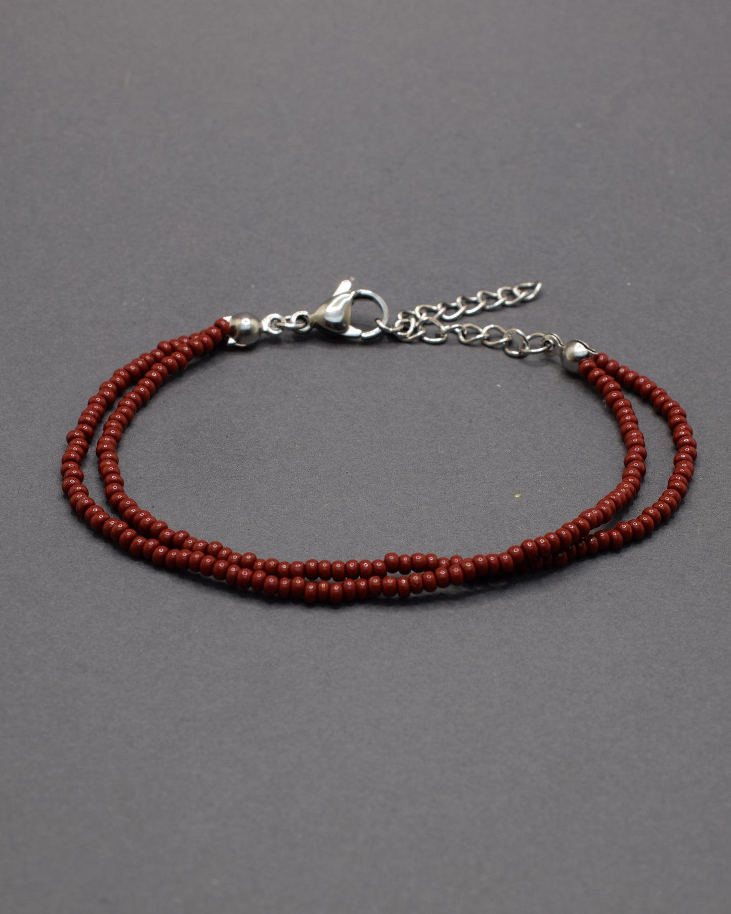Pulseira Dupla de Missangas Bordô, com design sofisticado e elegante. Perfeita para complementar o seu look com estilo.
