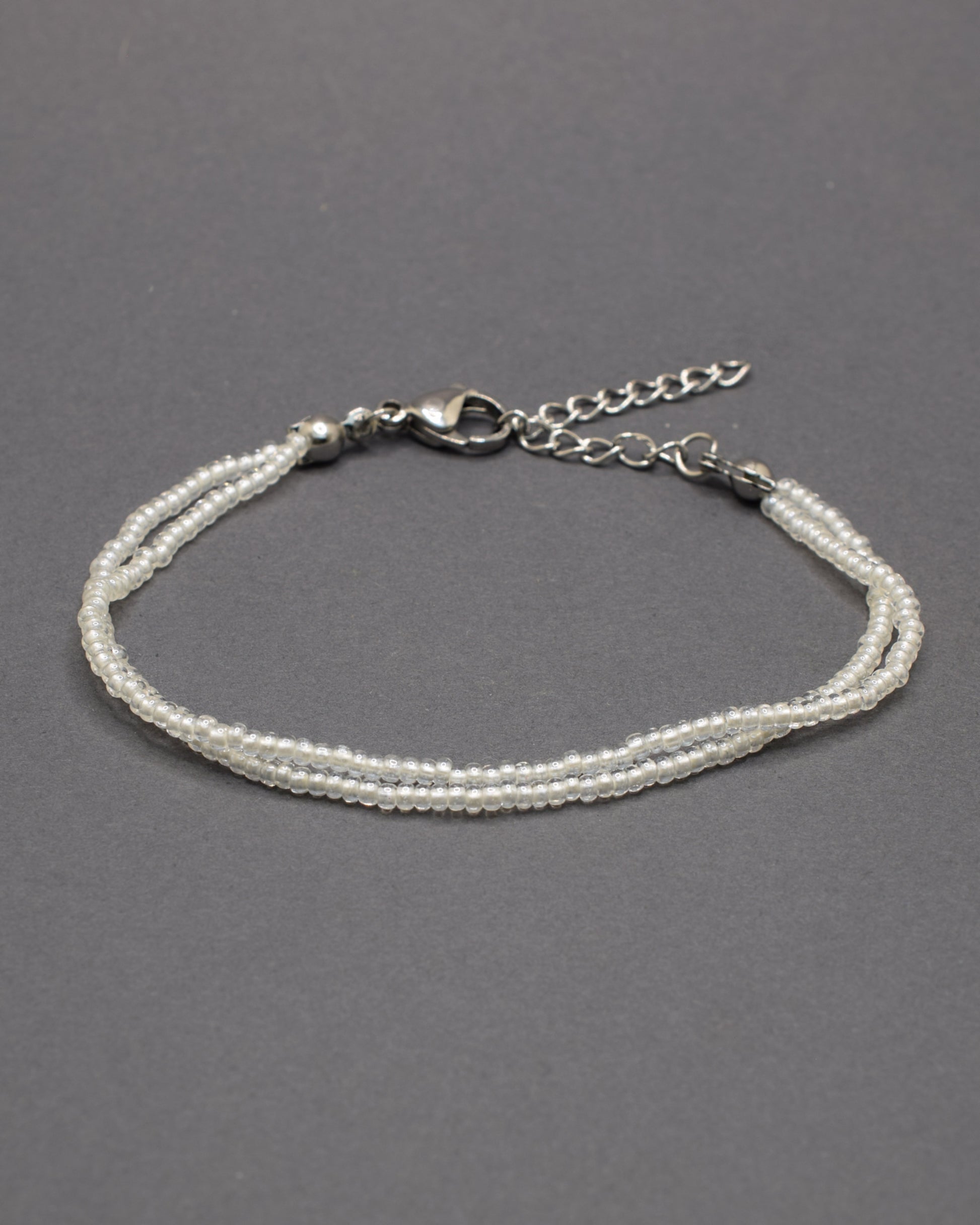 Pulseira Dupla de Missangas Brancas Semitransparentes, com design delicado e elegante. Ideal para adicionar suavidade ao seu look.
